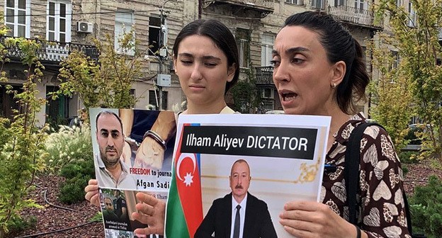 Родственники Афгана Садыгова во время акции протеста. Октябрь 2024 г. Фото: https://ru.netgazeti.ge/64032/ Родственники Афгана Садыгова во время акции протеста. Октябрь 2024 г. Фото: https://ru.netgazeti.ge/64032/