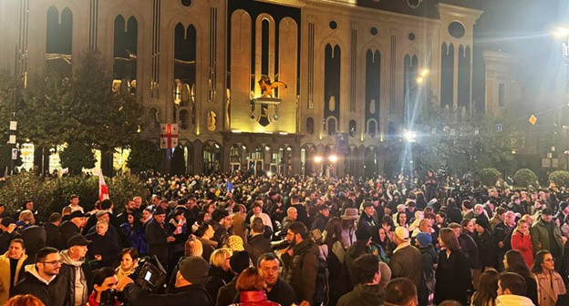 Участники протестов перекрыли проспект. Тбилиси, 11 ноября 2024 г. Фото: https://tvpirveli.ge/ka/siaxleebi/politika/85516-proevropuli-aqtsia-itskeba-rustavelis-gamziri-gadaiketa Участники протестов перекрыли проспект. Тбилиси, 11 ноября 2024 г. Фото: https://tvpirveli.ge/ka/siaxleebi/politika/85516-proevropuli-aqtsia-itskeba-rustavelis-gamziri-gadaiketa