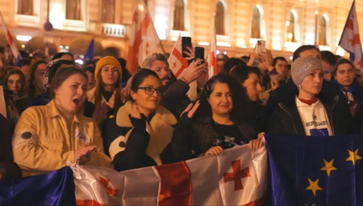 Участники акции протеста в Грузии. Кадр видеосюжета JAMnews https://youtu.be/dOqHS5-XWmw?si=NjG6Z_hYA04_zY6U Участники акции протеста в Грузии. Кадр видеосюжета JAMnews https://youtu.be/dOqHS5-XWmw?si=NjG6Z_hYA04_zY6U