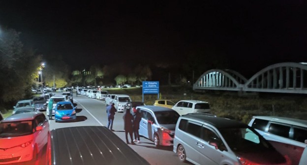 Перекрытие моста в Сухуме, фото: https://t.me/aiashara/7472 Перекрытие моста в Сухуме, фото: https://t.me/aiashara/7472
