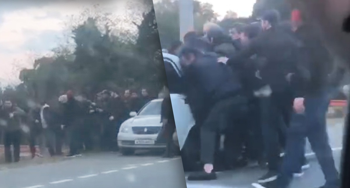 Драка протестующих с силовиками. Коллаж "Кавказского узла". Фото: скриншоты из видео https://t.me/respublicaabh/9611 Драка протестующих с силовиками. Коллаж "Кавказского узла". Фото: скриншоты из видео https://t.me/respublicaabh/9611