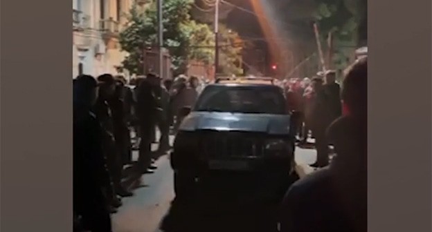 Протесты в Абхазии. 12 ноября 2024 г. Скриншот видео https://www.rbc.ru/politics/12/11/2024/6732eceb9a79471fc05284f6 Протесты в Абхазии. 12 ноября 2024 г. Скриншот видео https://www.rbc.ru/politics/12/11/2024/6732eceb9a79471fc05284f6