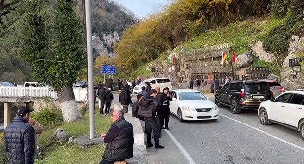 Протестующие разблокировали движение по Гумистинскому мосту. 12 ноября 2024 г. Скриншот видео https://t.me/respublicaabh/9644 Протестующие разблокировали движение по Гумистинскому мосту. 12 ноября 2024 г. Скриншот видео https://t.me/respublicaabh/9644