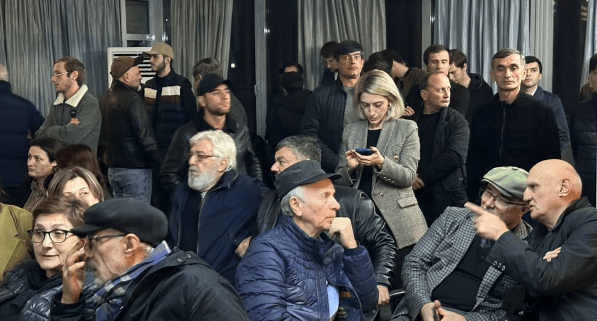Жители Сухума пришли на встречу с парламентариями. Скриншот фото из Telegram-канала "Республика" от 13.11.24, https://t.me/respublicaabh/9659 Жители Сухума пришли на встречу с парламентариями. Скриншот фото из Telegram-канала "Республика" от 13.11.24, https://t.me/respublicaabh/9659