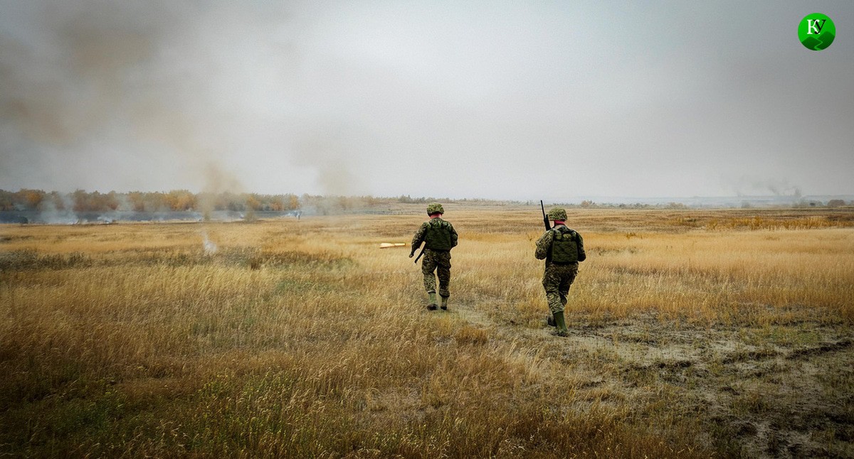Военные идут по полю. Иллюстрация создана "Кавказским узлом" с помощью ИИ в программе Photoshop Военные идут по полю. Иллюстрация создана "Кавказским узлом" с помощью ИИ в программе Photoshop