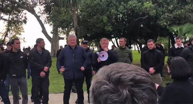 Участники митинга перед парламентом Абхазии. 15 ноября 2024 г. Скриншот видео https://t.me/DNAbkhazia/8621 Участники митинга перед парламентом Абхазии. 15 ноября 2024 г. Скриншот видео https://t.me/DNAbkhazia/8621
