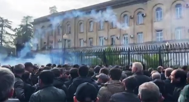 Силовики применили газ у парламента Абхазии. 15 ноября 2024 г. Скриншот видео https://t.me/respublicaabh/9764 Силовики применили газ у парламента Абхазии. 15 ноября 2024 г. Скриншот видео https://t.me/respublicaabh/9764