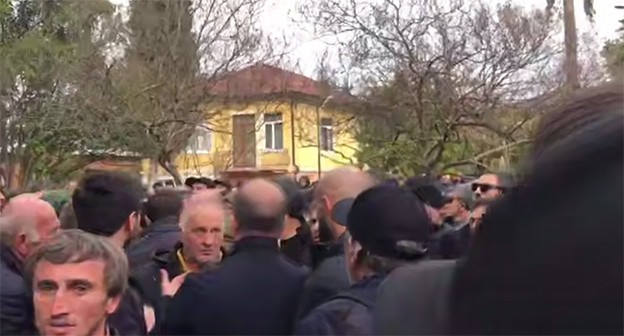 Протестующие возле здания парламента Абхазии. 15 ноября 2024 г. Скриншот видео https://t.me/respublicaabh/9772 Протестующие возле здания парламента Абхазии. 15 ноября 2024 г. Скриншот видео https://t.me/respublicaabh/9772