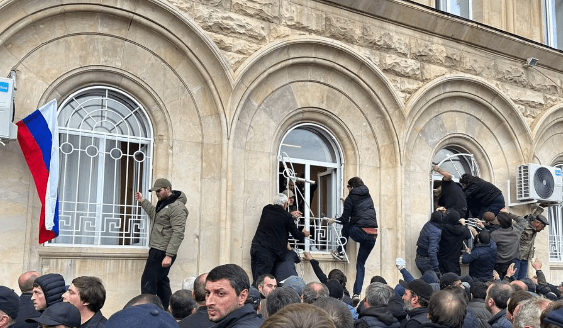 Протестующие вошли в здание парламента Абхазии. Скриншот фото "Республика" от 15.11.24, https://t.me/respublicaabh/9817 Протестующие вошли в здание парламента Абхазии. Скриншот фото "Республика" от 15.11.24, https://t.me/respublicaabh/9817