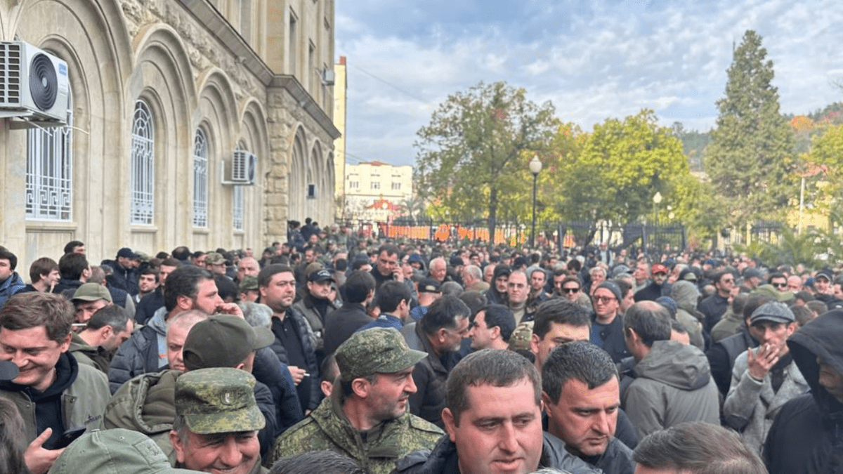 Протестующие у здания парламента Абхазии. Скриншот фото из Telegram-канала "Республика" от 15.11.24, https://t.me/respublicaabh/9790 Протестующие у здания парламента Абхазии. Скриншот фото из Telegram-канала "Республика" от 15.11.24, https://t.me/respublicaabh/9790