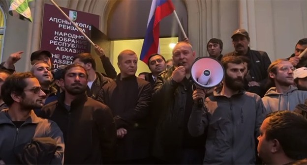 Митинг в Абхазии. 15 ноября 2024 г. Скриншот видео Телеграм-канал RESPUBLICA / РЕСПУБЛИКА Митинг в Абхазии. 15 ноября 2024 г. Скриншот видео Телеграм-канал RESPUBLICA / РЕСПУБЛИКА