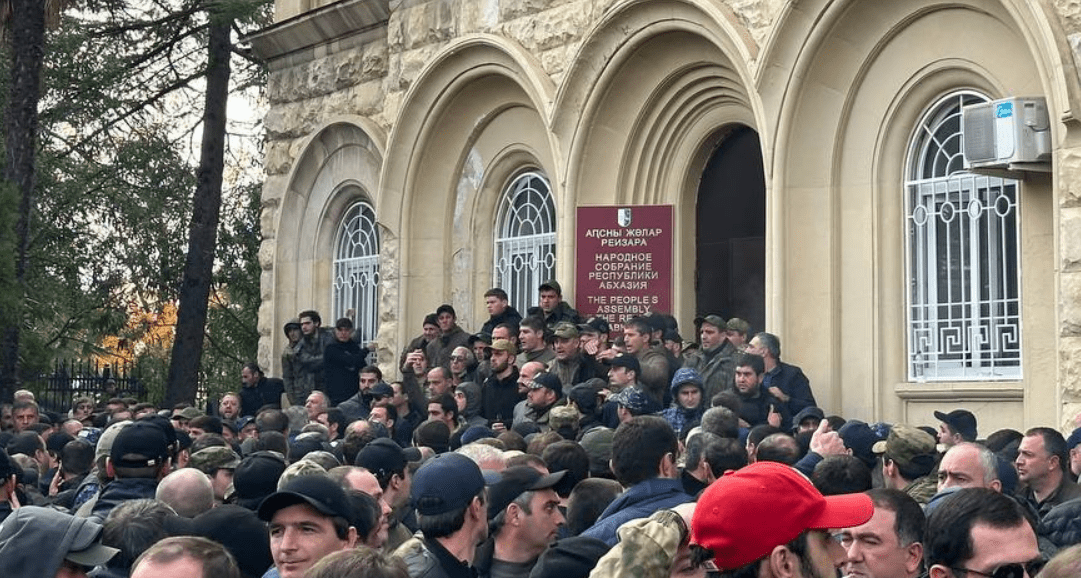Силовики и протестующие у парламента Абхазии. Скриншот фото из Telegram-канала "Патриоты Абхазии" от 15.11.24, https://t.me/patriotabh/33 Силовики и протестующие у парламента Абхазии. Скриншот фото из Telegram-канала "Патриоты Абхазии" от 15.11.24, https://t.me/patriotabh/33