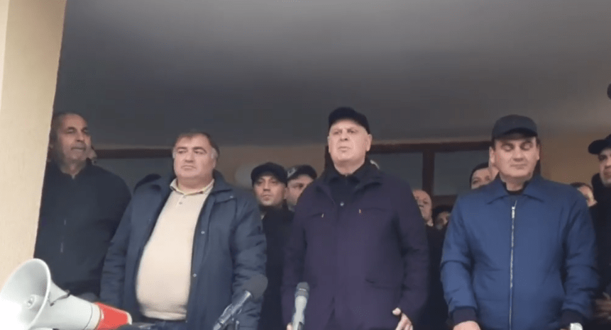 Аслан Бжания и его сторонники в селе Тамыш. Стоп-кадр видео ТАСС от 16.11.24, https://t.me/tass_agency/285616 Аслан Бжания и его сторонники в селе Тамыш. Стоп-кадр видео ТАСС от 16.11.24, https://t.me/tass_agency/285616
