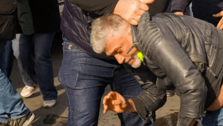 Задержание на акции протеста в Тбилиси. Скриншот фото Mo Se от 16.11.24, https://publika.ge/dghes-aqciaze-3-adamiani-daakaves-mat-shoris-redjisori-giorgi-lifonava/ Задержание на акции протеста в Тбилиси. Скриншот фото Mo Se от 16.11.24, https://publika.ge/dghes-aqciaze-3-adamiani-daakaves-mat-shoris-redjisori-giorgi-lifonava/