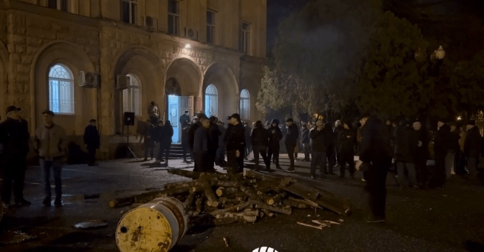 Протестующие остались на ночь у здания парламента Абхазии. Стоп-кадр видео РИА "Новости" от 16.11.24, https://t.me/rian_ru/269249 Протестующие остались на ночь у здания парламента Абхазии. Стоп-кадр видео РИА "Новости" от 16.11.24, https://t.me/rian_ru/269249