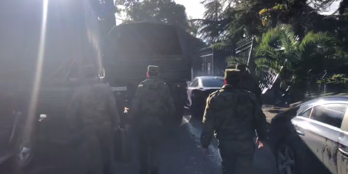 Военные грузовики на улице в Сухуме. Кадр видео из телеграм-канала D News Абхазия https://t.me/DNAbkhazia/8751 Военные грузовики на улице в Сухуме. Кадр видео из телеграм-канала D News Абхазия https://t.me/DNAbkhazia/8751