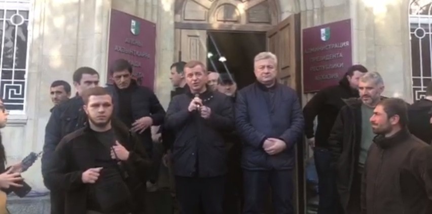 Адгур Ардзинба выступает перед участниками акции протеста. Сухум, 17 ноября 2024 года. Кадр видео из телеграм-канала "D News Абхазия" https://t.me/DNAbkhazia/8759 Адгур Ардзинба выступает перед участниками акции протеста. Сухум, 17 ноября 2024 года. Кадр видео из телеграм-канала "D News Абхазия" https://t.me/DNAbkhazia/8759