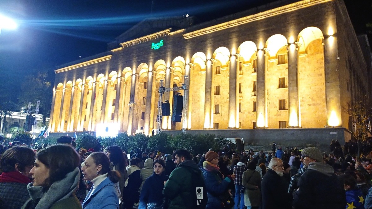 Акция протеста в Тбилиси. 17 ноября 2024 года. Фото Инны Кукуджановой для "Кавказского узла" Акция протеста в Тбилиси. 17 ноября 2024 года. Фото Инны Кукуджановой для "Кавказского узла"