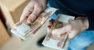 Человек считает деньги, фото: Елена Синеок, 