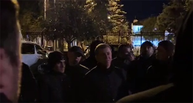 Протестующие возле администрации президента Абхазии. 18 ноября 2024 г. Скриншот видео Телеграм-канала @respublicaabh Протестующие возле администрации президента Абхазии. 18 ноября 2024 г. Скриншот видео Телеграм-канала @respublicaabh