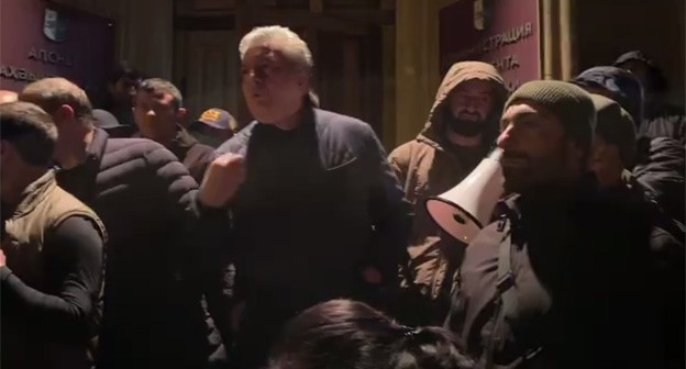 Участники акции протеста в Абхазии. 17 ноября 2024 года. Фото: Телеграм-канал respublicaabh Участники акции протеста в Абхазии. 17 ноября 2024 года. Фото: Телеграм-канал respublicaabh