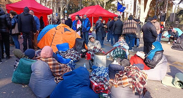 Участники акции протеста на проспекте Чавчавадзе. 18 ноября 2024 г. Фото Инны Кукуджановой для "Кавказского узла" Участники акции протеста на проспекте Чавчавадзе. 18 ноября 2024 г. Фото Инны Кукуджановой для "Кавказского узла"