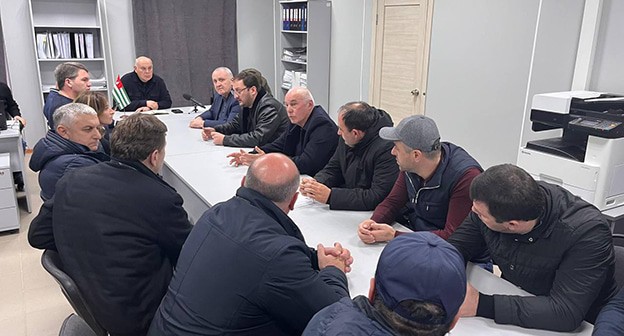 Встреча депутатов с президентом Абхазии Асланом Бжанией. 18 ноября 2024 года. Фото: Телеграм-канал https://t.me/respublicaabh Встреча депутатов с президентом Абхазии Асланом Бжанией. 18 ноября 2024 года. Фото: Телеграм-канал https://t.me/respublicaabh