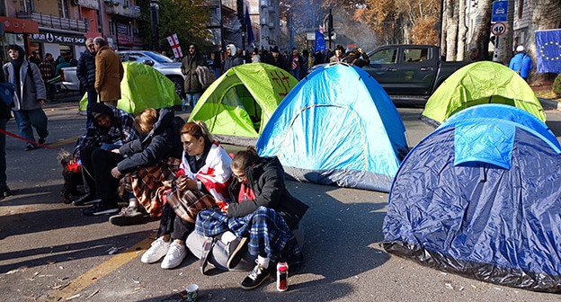 Молодые люди на протестной акции в Тбилиси. 18 ноября 2024 г. Фото Инны Кукуджановой для "Кавказского узла" Молодые люди на протестной акции в Тбилиси. 18 ноября 2024 г. Фото Инны Кукуджановой для "Кавказского узла"