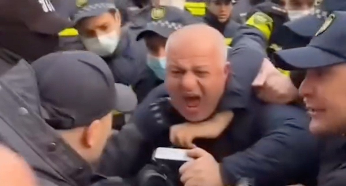 Задержание журналиста на акции протеста в Тбилиси. Стоп-кадр из видео: https://t.me/Tbilisi_life Задержание журналиста на акции протеста в Тбилиси. Стоп-кадр из видео: https://t.me/Tbilisi_life