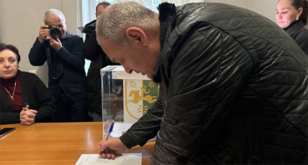 Тайное голосование за отставку Бжании. 19 ноября 2024 г. Фото: https://t.me/respublicaabh Тайное голосование за отставку Бжании. 19 ноября 2024 г. Фото: https://t.me/respublicaabh