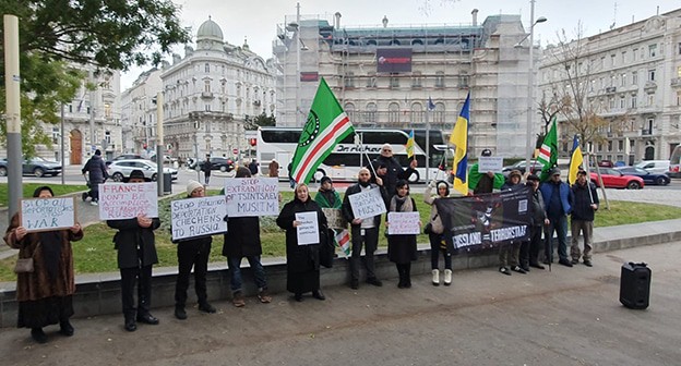 Митинг против экстрадиции уроженца Чечни. 18 ноября 2024 г. Фото: https://thechechenpress.com/developments/18343-v-bryussele-i-vene-proshli-aktsii-v-podderzhku-chechenskogo-bezhentsa.html Митинг против экстрадиции уроженца Чечни. 18 ноября 2024 г. Фото: https://thechechenpress.com/developments/18343-v-bryussele-i-vene-proshli-aktsii-v-podderzhku-chechenskogo-bezhentsa.html