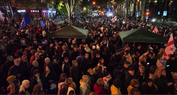 Участники протестов в Тбилиси, 19 ноября, стоп-кадр видео https://t.me/Tbilisi_life/31404 Участники протестов в Тбилиси, 19 ноября, стоп-кадр видео https://t.me/Tbilisi_life/31404
