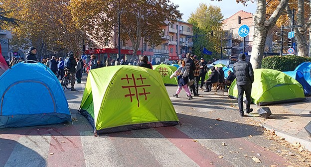 Участники акции протеста. Тбилиси, 18 ноября 2024 г. Фото Инны Кукуджановой для "Кавказского узла" Участники акции протеста. Тбилиси, 18 ноября 2024 г. Фото Инны Кукуджановой для "Кавказского узла"