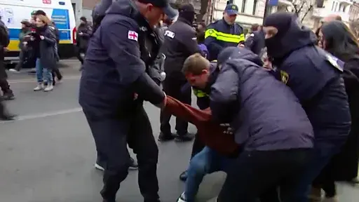 Акция протеста в Тбилиси. 18 ноября 2024 г. Скриншот видео https://www.bbc.com/russian/articles/c98dkz06wn2o Акция протеста в Тбилиси. 18 ноября 2024 г. Скриншот видео https://www.bbc.com/russian/articles/c98dkz06wn2o