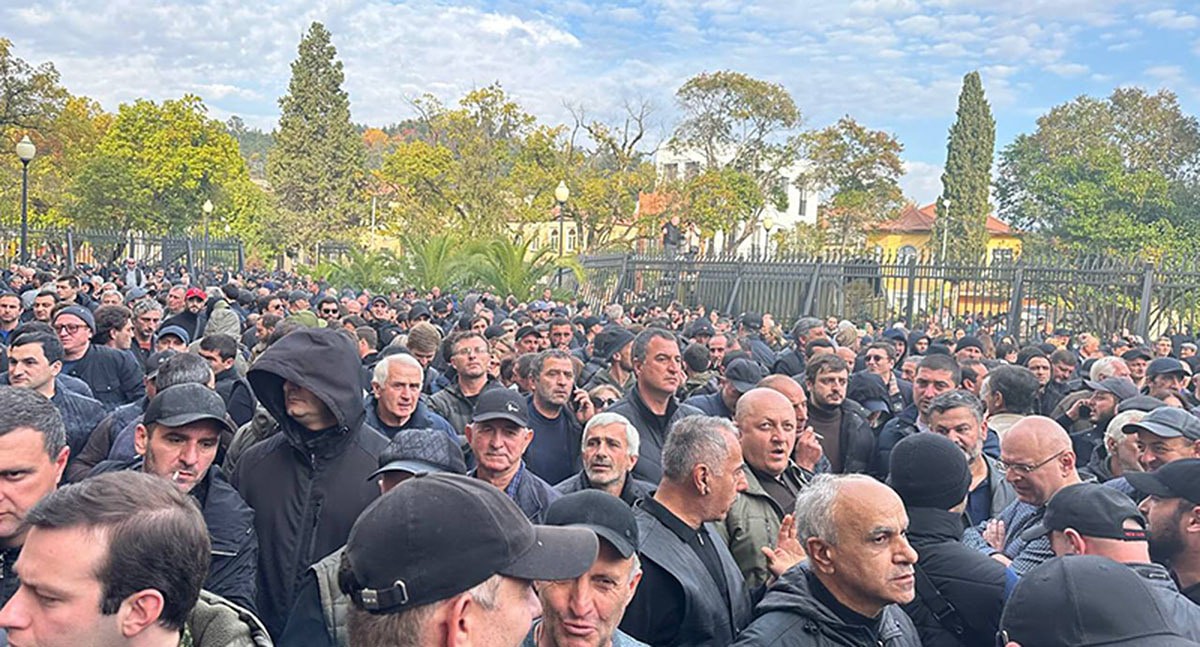Протестующие у здания парламента Абхазии. Скриншот фото из Telegram-канала "Республика", https://t.me/respublicaabh/9790 Протестующие у здания парламента Абхазии. Скриншот фото из Telegram-канала "Республика", https://t.me/respublicaabh/9790