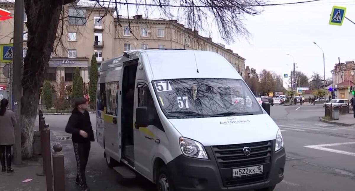 Маршрутка во Владикавказе. Кадр из видео https://www.youtube.com/watch?v=xLGcOqoj-6o&t=2s Маршрутка во Владикавказе. Кадр из видео https://www.youtube.com/watch?v=xLGcOqoj-6o&t=2s