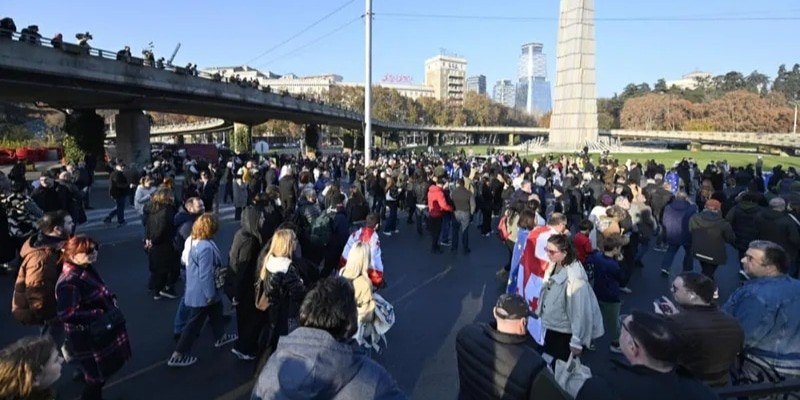 Протестующие на площади Героев. Тбилиси, 23 ноября 2024 года. Фото: "ИнтерпрессНьюс" https://www.interpressnews.ge/ru/article/164641-na-ploshchadi-geroev-perekryto-dvizhenie Протестующие на площади Героев. Тбилиси, 23 ноября 2024 года. Фото: "ИнтерпрессНьюс" https://www.interpressnews.ge/ru/article/164641-na-ploshchadi-geroev-perekryto-dvizhenie