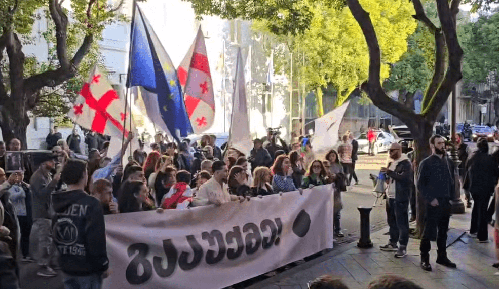 Акция протеста в Батуми. Стоп-кадр видео из Telegram-канала Николая Левшица от 23.11.24, https://t.me/nlevshitstelegram/20437 Акция протеста в Батуми. Стоп-кадр видео из Telegram-канала Николая Левшица от 23.11.24, https://t.me/nlevshitstelegram/20437