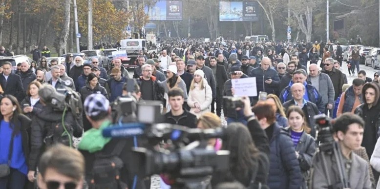Участники шествия в Тбилиси. 23 ноября 2024 года. Фото: "ИнтерпрессНьюс" https://www.interpressnews.ge/ru/article/164640-uchastniki-aktsii-prishli-shestviem-na-ploshchad-geroev-gde-anonsiruiut-chto-ustanoviat-palatki-i-ostanutsia-do-2200 Участники шествия в Тбилиси. 23 ноября 2024 года. Фото: "ИнтерпрессНьюс" https://www.interpressnews.ge/ru/article/164640-uchastniki-aktsii-prishli-shestviem-na-ploshchad-geroev-gde-anonsiruiut-chto-ustanoviat-palatki-i-ostanutsia-do-2200