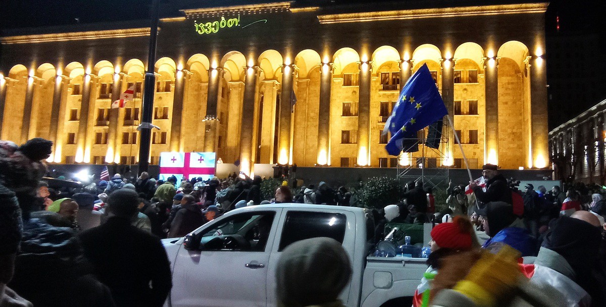 Акция протеста у парламента Грузии. 24 ноября 2024 года. Фото Инны Кукуджановой для "Кавказского узла" Акция протеста у парламента Грузии. 24 ноября 2024 года. Фото Инны Кукуджановой для "Кавказского узла"