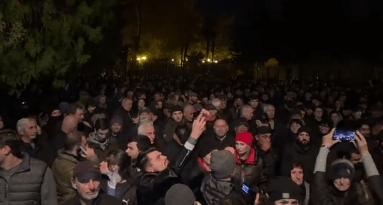 Противники инвестсоглашения у администрации президента Абхазии. Стоп-кадр видео из Telegram-канала "Республика" от 18.11.24, https://t.me/respublicaabh/9986 Противники инвестсоглашения у администрации президента Абхазии. Стоп-кадр видео из Telegram-канала "Республика" от 18.11.24, https://t.me/respublicaabh/9986