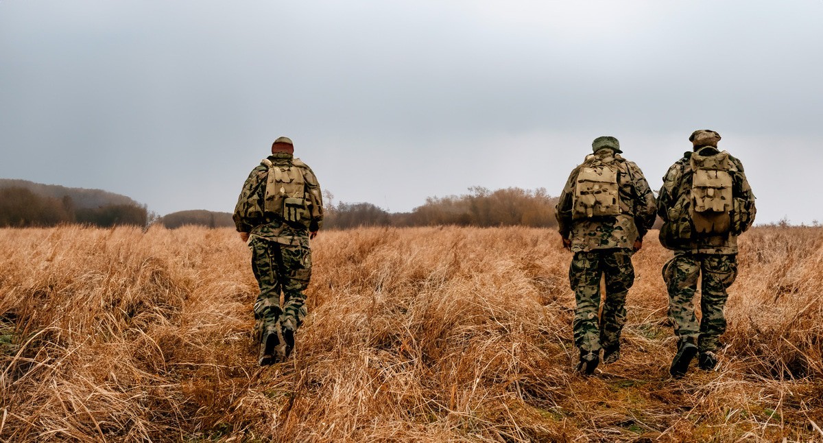 Военные идут по полю. Иллюстрация создана "Кавказским узлом" с помощью ИИ в программе Photoshop Военные идут по полю. Иллюстрация создана "Кавказским узлом" с помощью ИИ в программе Photoshop