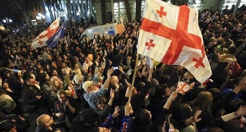 Флаг Грузии на акции протеста в Тбилиси, фото: https://www.newsgeorgia.ge/ Флаг Грузии на акции протеста в Тбилиси, фото: https://www.newsgeorgia.ge/