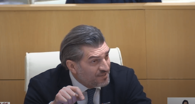 Михаил Кавелашвили в парламенте. Стоп-кадр видео "Мтавари архи" от 27.11.24, https://mtavari.tv/news/170683-otsnebis-udiplomo-prezidenti-oligarkma. Михаил Кавелашвили в парламенте. Стоп-кадр видео "Мтавари архи" от 27.11.24, https://mtavari.tv/news/170683-otsnebis-udiplomo-prezidenti-oligarkma.