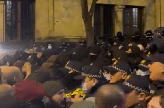 Силовики и протестующие у здания парламента Грузии. Стоп-кадр видео "Новости Грузия" от 28.11.24, https://t.me/NGnewsgeorgia/20109?single Силовики и протестующие у здания парламента Грузии. Стоп-кадр видео "Новости Грузия" от 28.11.24, https://t.me/NGnewsgeorgia/20109?single