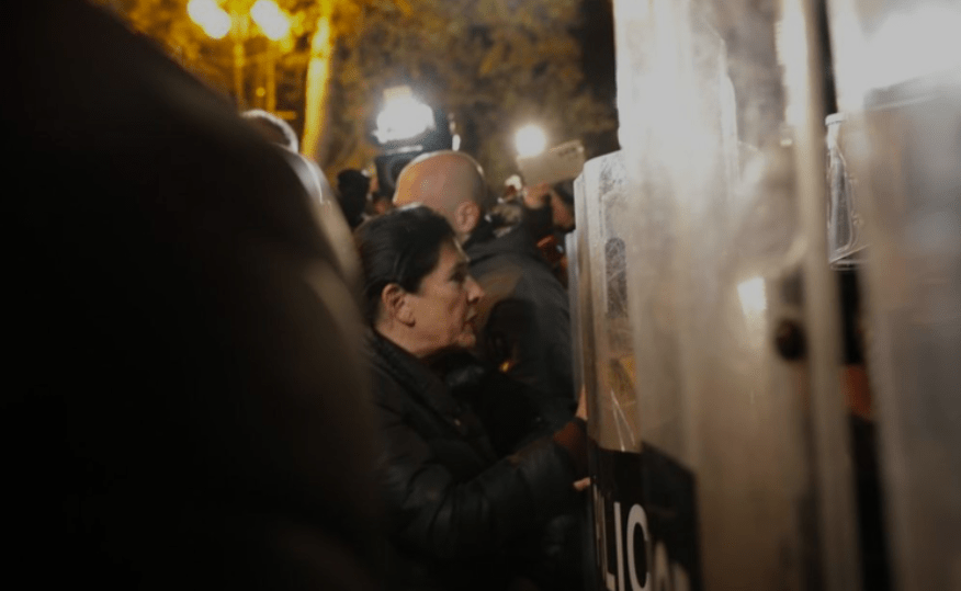 Зурабишвили разговаривает со спецназом. Скриншот фото телекомпании "Пирвели" от 28.11.24, https://tvpirveli.ge/ka/siaxleebi/politika/87108-rusets-emsakhurebit-tu-saqartvelos-prezidenti-spetsrazmtan-mivida-video Зурабишвили разговаривает со спецназом. Скриншот фото телекомпании "Пирвели" от 28.11.24, https://tvpirveli.ge/ka/siaxleebi/politika/87108-rusets-emsakhurebit-tu-saqartvelos-prezidenti-spetsrazmtan-mivida-video