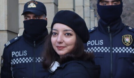 Журналистка Эльнара Гасымова. Фото Ульвии Али. Источник: https://www.meydan.tv/ru/article/po-delu-abzas-media-zaderzhana-zhurnalistka-elnara-gasymova/ Журналистка Эльнара Гасымова. Фото Ульвии Али. Источник: https://www.meydan.tv/ru/article/po-delu-abzas-media-zaderzhana-zhurnalistka-elnara-gasymova/