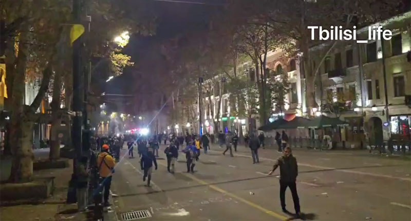 Разгон протестующих в Тбилиси. Кадр из видео https://t.me/Tbilisi_life/32327 Разгон протестующих в Тбилиси. Кадр из видео https://t.me/Tbilisi_life/32327