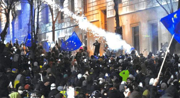 У парламента Грузии. Скриншот фото из Facebook (деятельность компании Meta, владеющей соцсетью, запрещена в России) Publika от 29.11.24, https://www.facebook.com/photo?fbid=1311134673619413&set=pcb.1311134710286076 У парламента Грузии. Скриншот фото из Facebook (деятельность компании Meta, владеющей соцсетью, запрещена в России) Publika от 29.11.24, https://www.facebook.com/photo?fbid=1311134673619413&set=pcb.1311134710286076