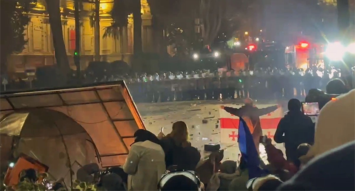 Акция протеста в Тбилиси. Кадр из видео https://t.me/NGnewsgeorgia/20274 Акция протеста в Тбилиси. Кадр из видео https://t.me/NGnewsgeorgia/20274